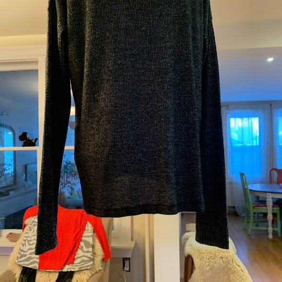 Rag & bone. Xs. Grey loose v neck. Seldom worn. Excellent condition $35 - Picture 4 of 4